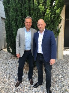 Mag. Lukas Schrein (rechts) übergibt sein OaseBad Mandat im Rahmen der Vorstandssitzung in Poysdorf an Dr. Wilhelm Jörg (links) Mag. Lukas Schrein (rechts) übergibt sein OaseBad Mandat im Rahmen der Vorstandssitzung in Poysdorf an Dr. Wilhelm Jörg (links)